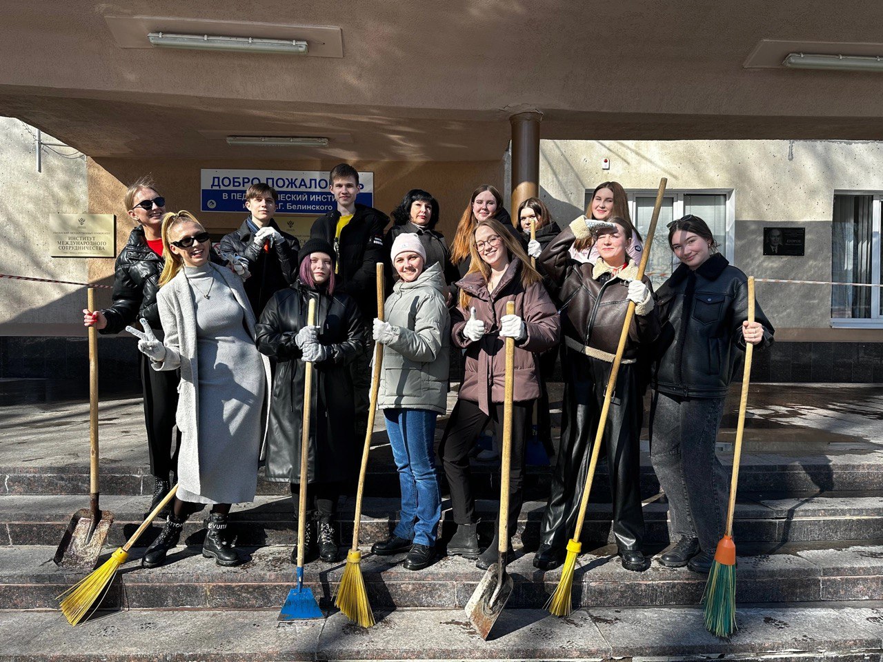 21 марта 2024 года студенты 3 курса в сопровождении доцента кафедры ВИиО Семиной Н.В. приняли участие в благоустройстве территории ПИ им. В.Г. Белинского